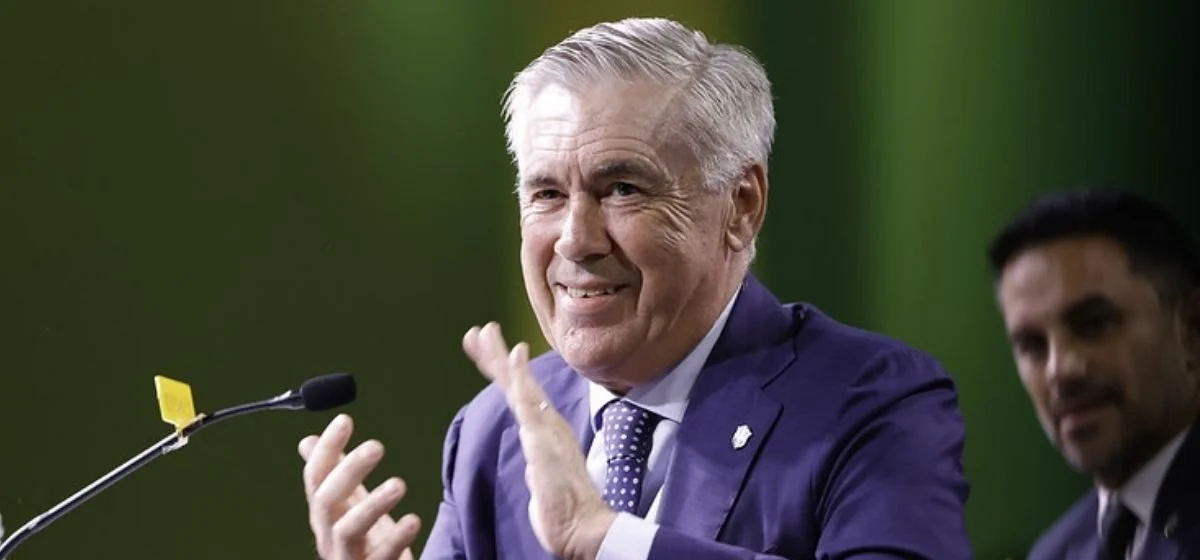 Técnico Carlo Ancelotti é flagrado usando cigarro eletrônico em jogo no Brasil