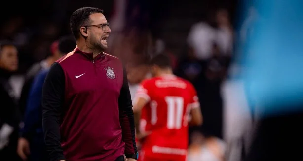 Lucas Silvestre assume Corinthians pela terceira vez como técnico interino