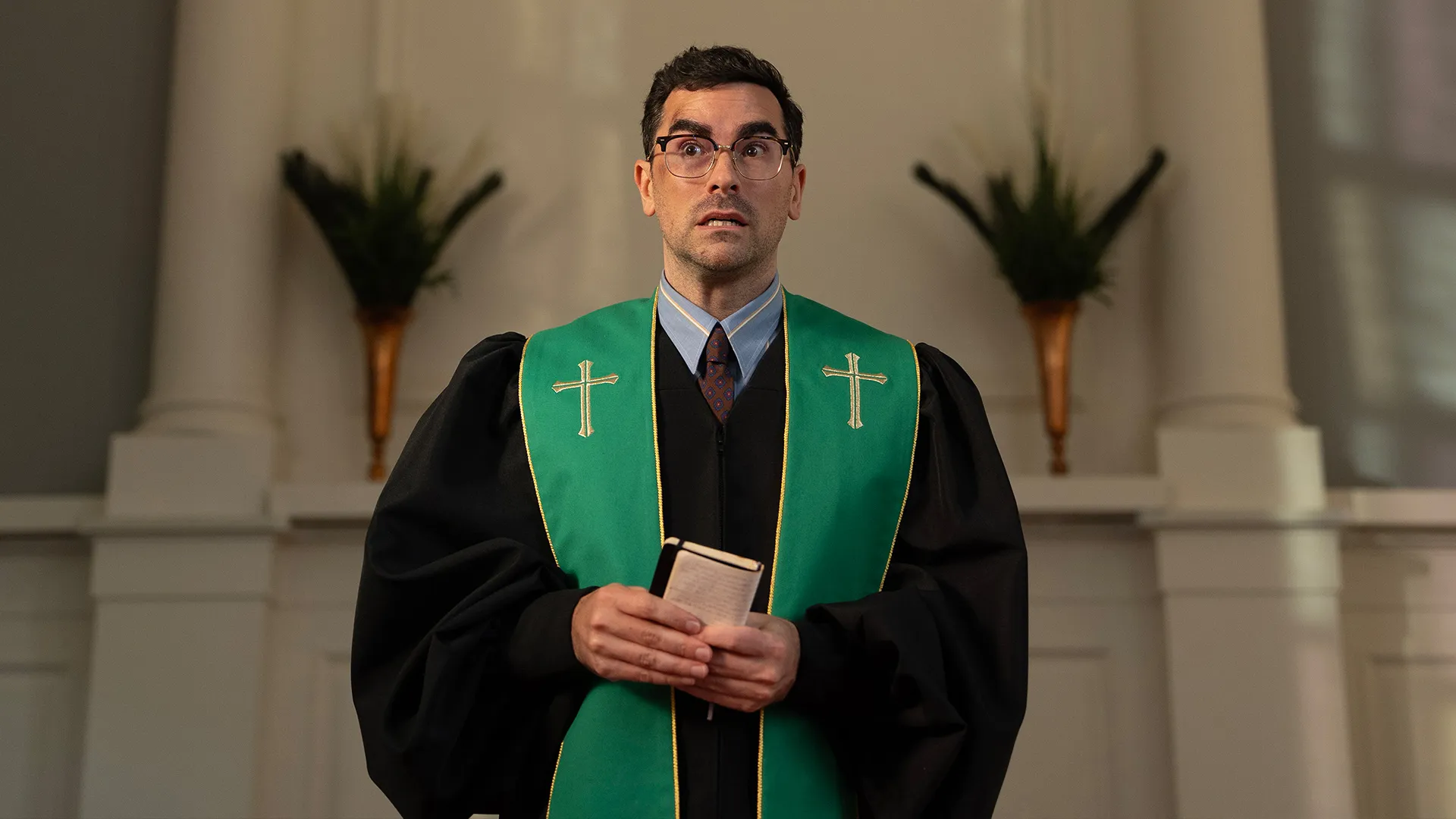 Dan Levy estreia nova série na Netflix com elenco renomado e trama inédita