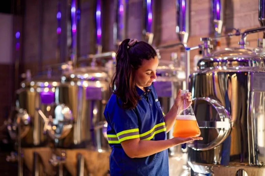 Ambev abre 6 mil vagas para mulheres em curso gratuito de formação cervejeira