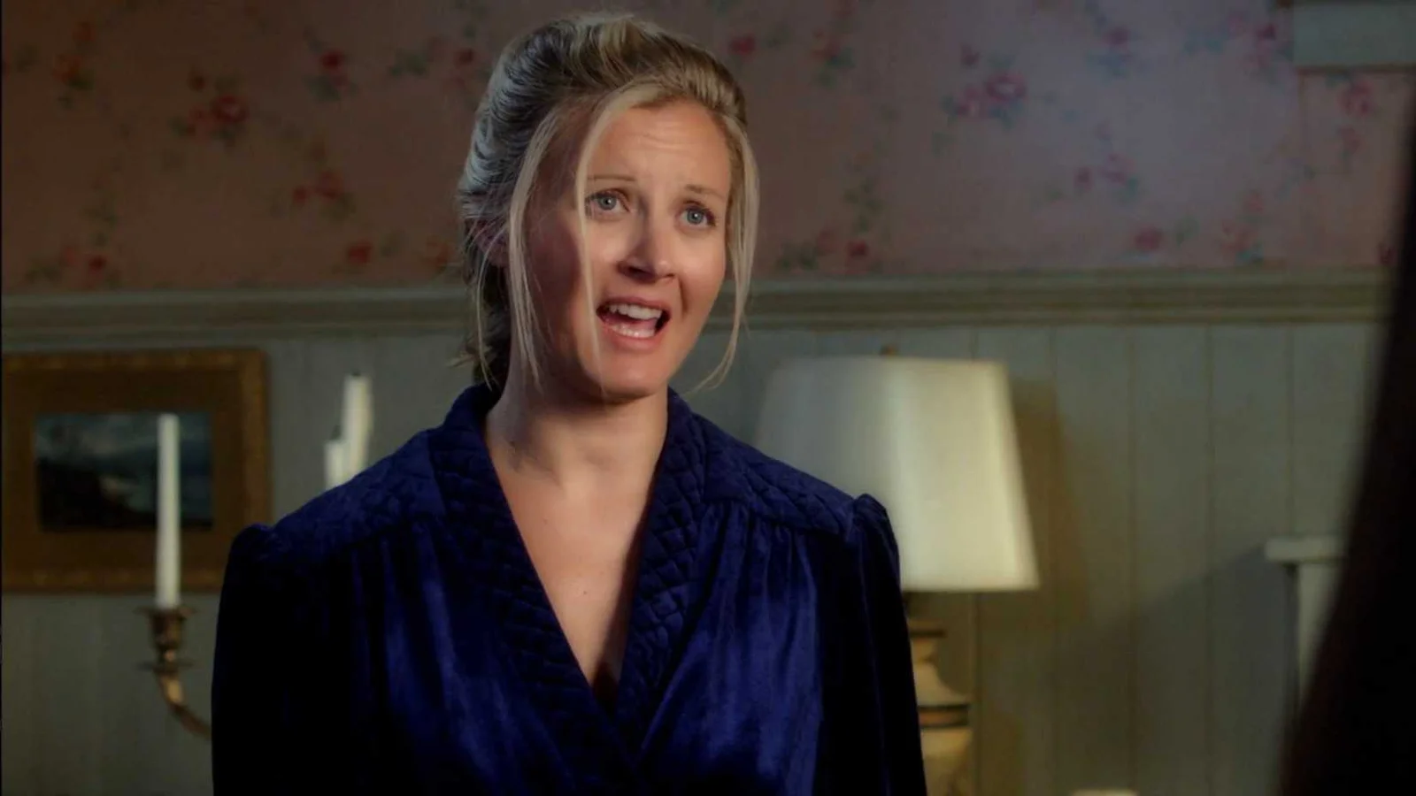 Atriz Carrie Ann Fleming, conhecida por Supernatural e iZombie, morre aos 51 anos