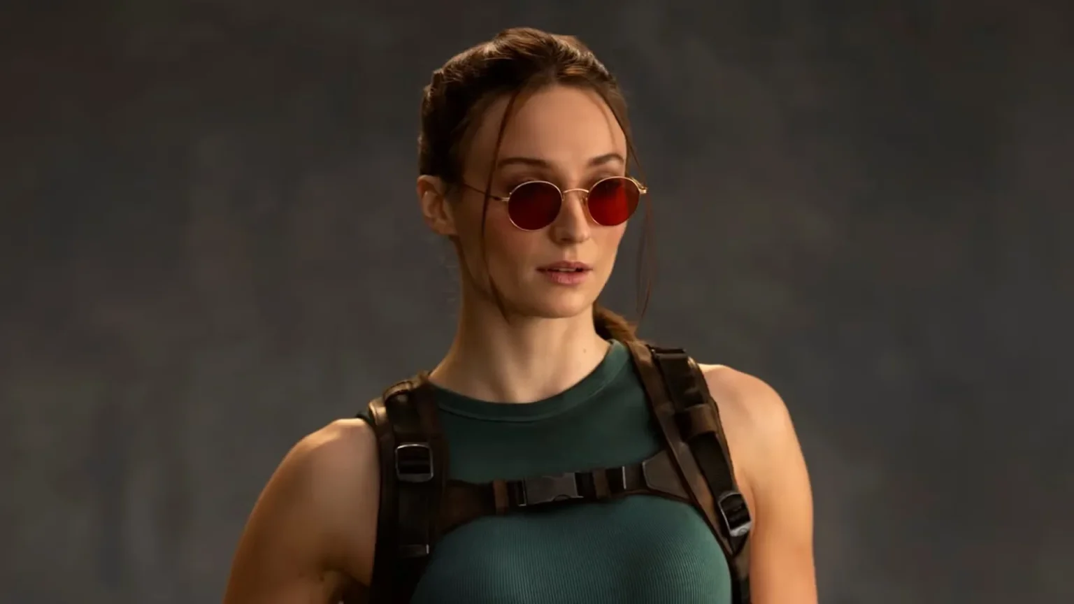 Sophie Turner sofre lesão e paralisa gravações da série Tomb Raider da Amazon