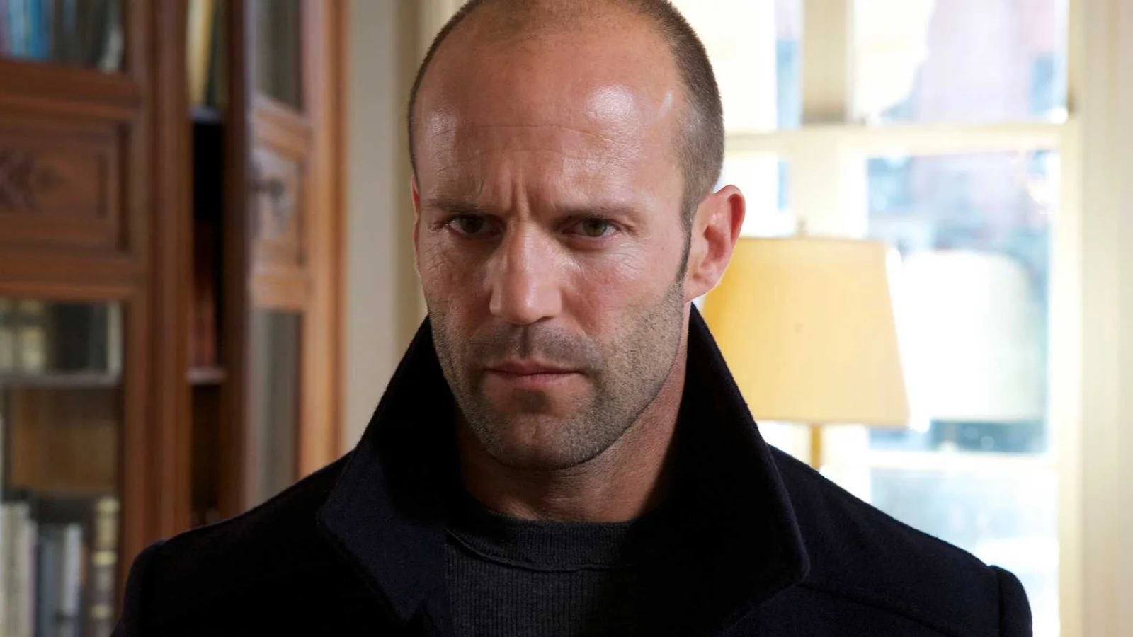 Jason Statham retorna como assassino em ação clássica agora disponível em streaming grátis