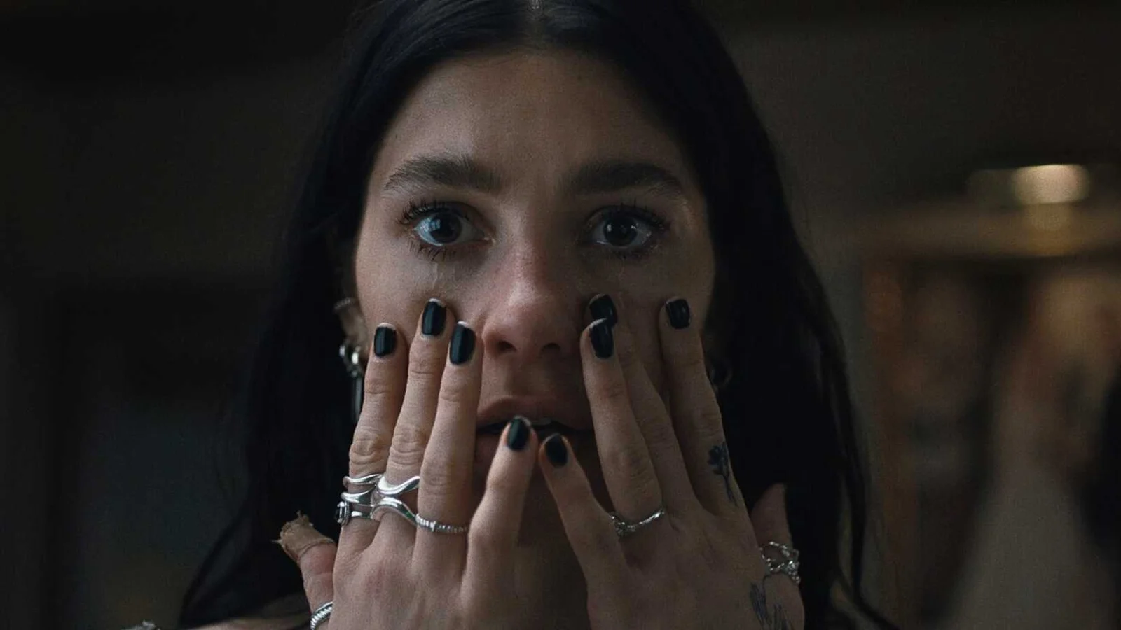 Série de suspense “Something Very Bad Is Going to Happen” lidera rankings da Netflix em março de 2026