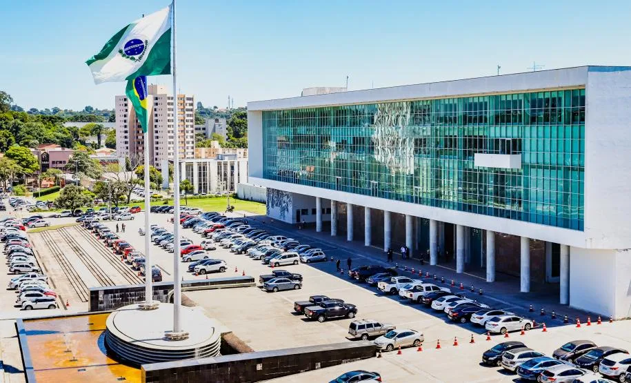 Governo do Paraná amplia concursos com mais de 3 mil vagas extras para órgãos estaduais