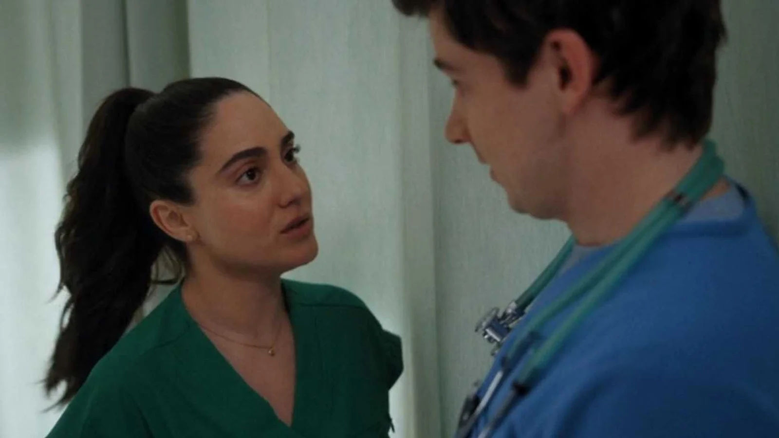 Revival de “Scrubs” mantém suspense em trama de Asher e Amara no episódio 7