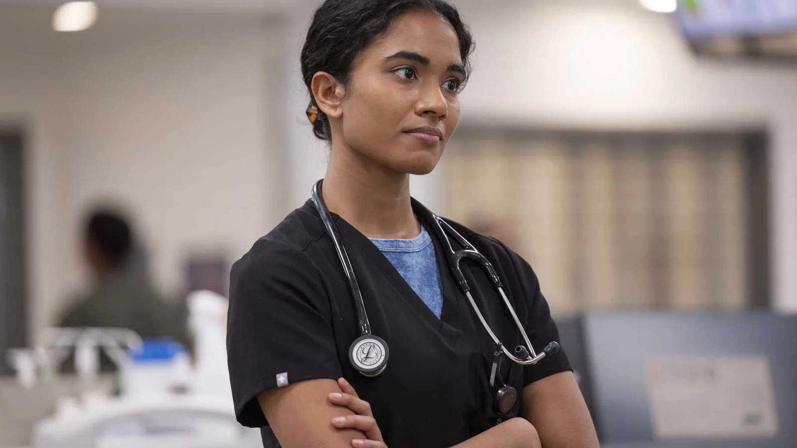 Dr. Samira Mohan sai de The Pitt na segunda temporada e série arrisca no próximo ano