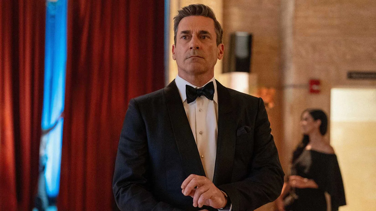 Segunda temporada de Your Friends & Neighbors conquista o público e escala as paradas da Apple TV+