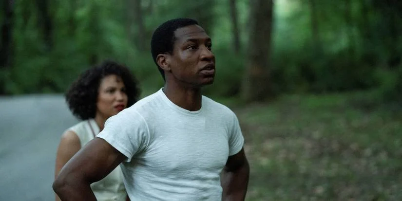 Jonathan Majors sofre acidente grave durante gravação e elenco inicia greve no set