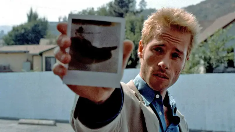 Memento: O Filme que Consolidou Christopher Nolan Como Mestre do Suspense no Século 21