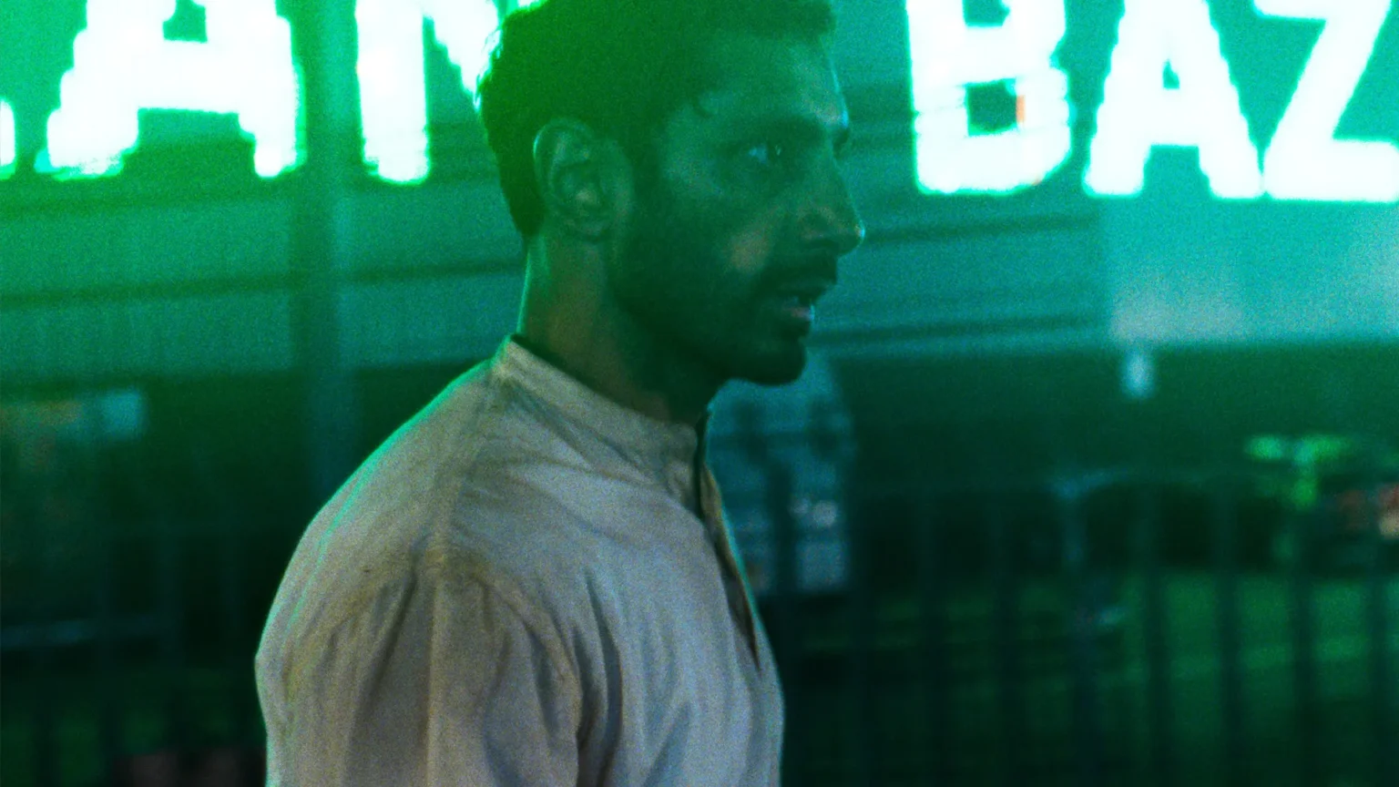 Riz Ahmed traz nova visão para “Hamlet” em adaptação ambientada na comunidade sul-asiática de Londres