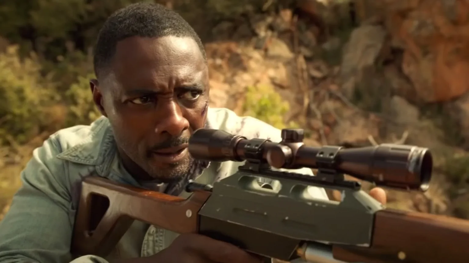 Filme de ação com Idris Elba surpreende e vira sucesso no catálogo da Netflix