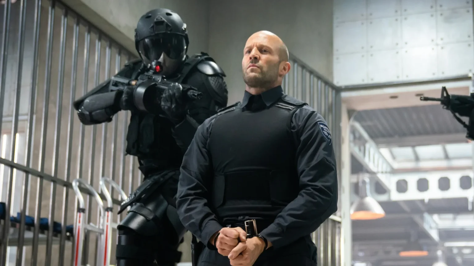 Filme de ação aclamado de Guy Ritchie com Jason Statham estreia grátis no streaming em 1º de maio