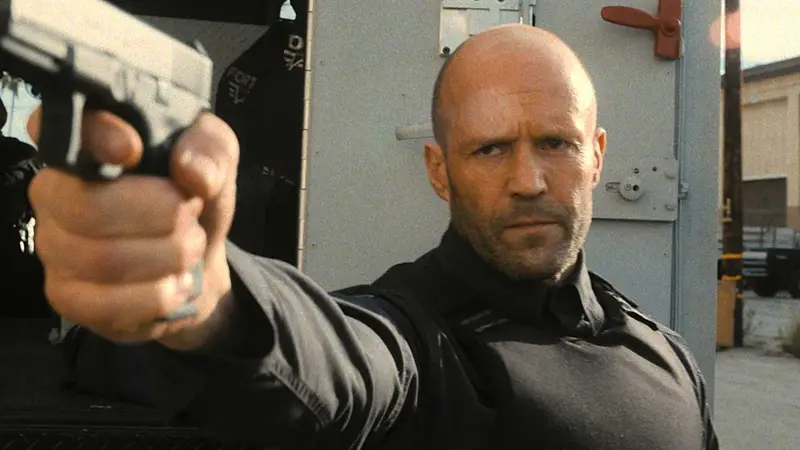 Filme de ação aclamado de Guy Ritchie com Jason Statham estreia grátis no streaming em 1º de maio