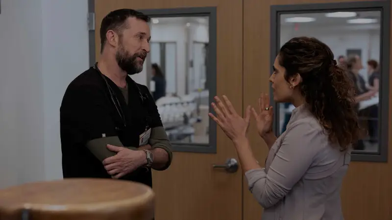 Elenco e detalhes do salto temporal da 3ª temporada de The Pitt são confirmados pelo criador