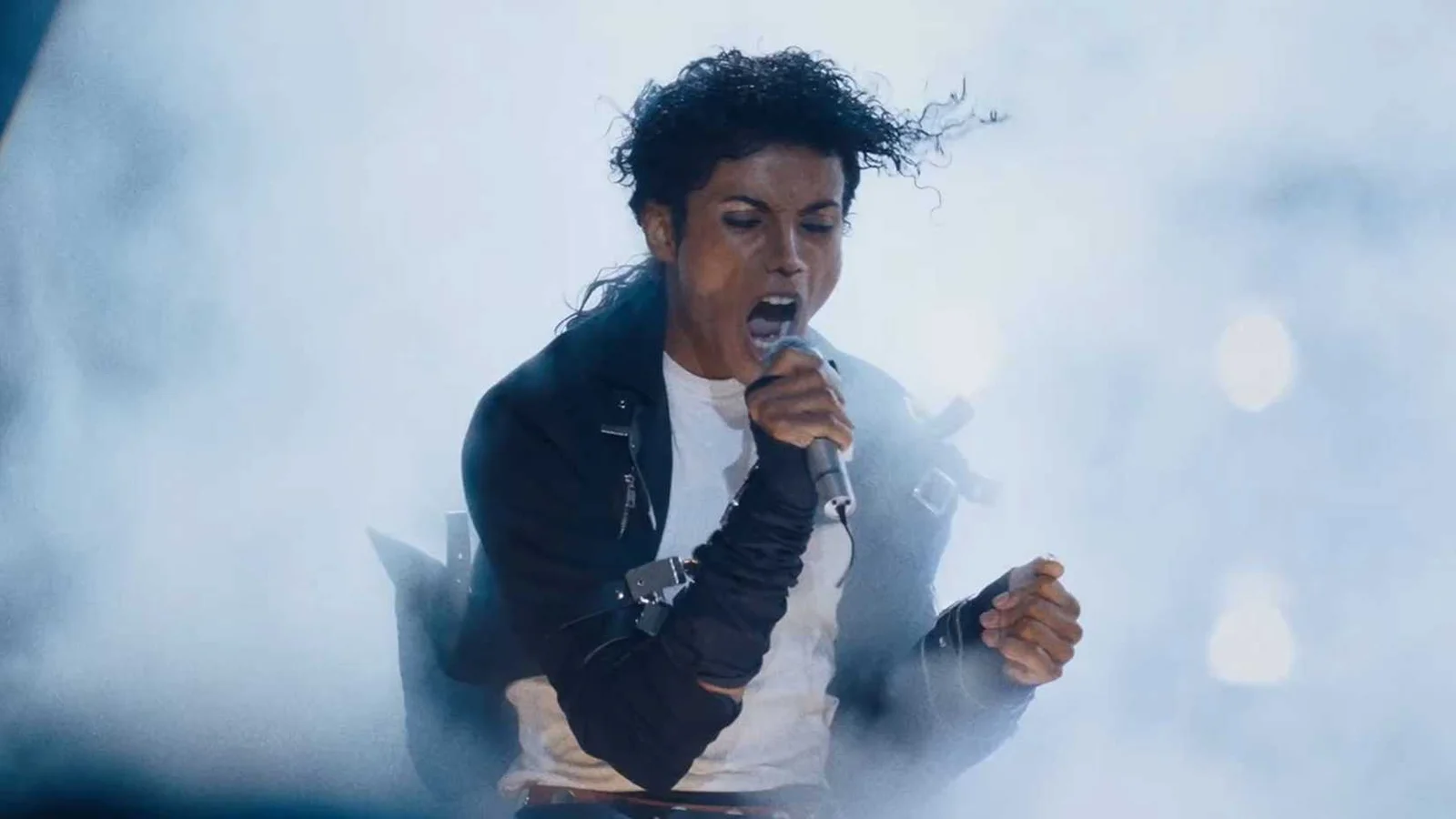 Diretor Antoine Fuqua gera polêmica ao questionar acusações contra Michael Jackson no filme “Michael”