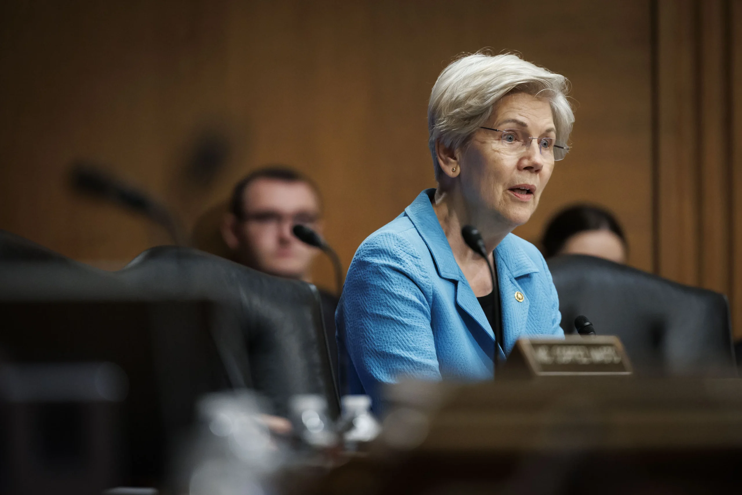 Elizabeth Warren alerta que falha na IA pode provocar nova crise financeira