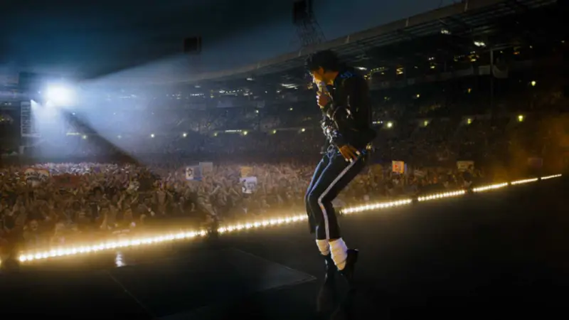 Por que o filme Michael Jackson termina de forma brusca e ignora controvérsias