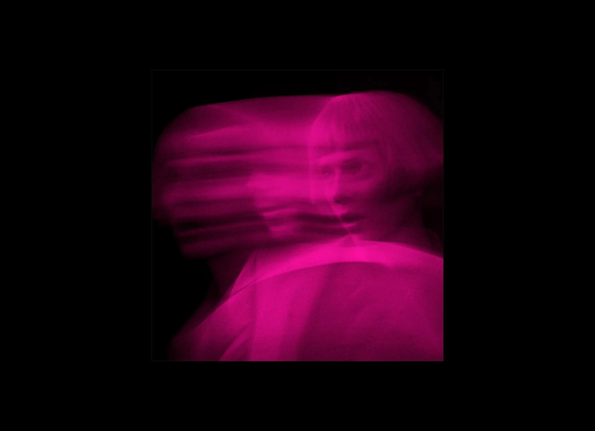 Tomora e seu álbum “Come Closer” resgatam a vibe da música dance dos anos 90