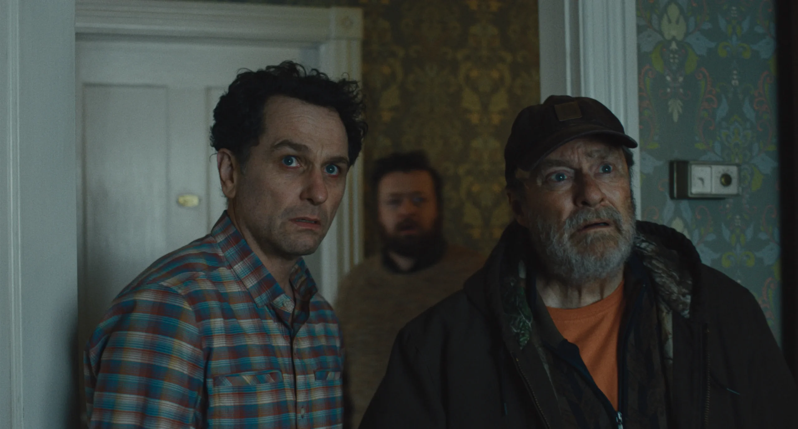 Nova série de terror da Apple TV mistura sustos e risadas em “Widows Bay”