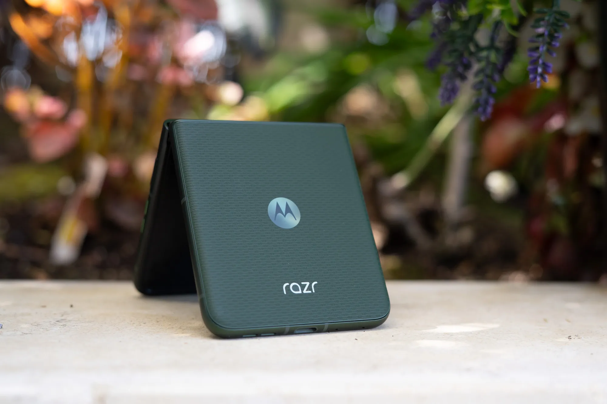 Moto Razr e Razr Plus 2026 sofrem com redução de recursos e aumento de preço