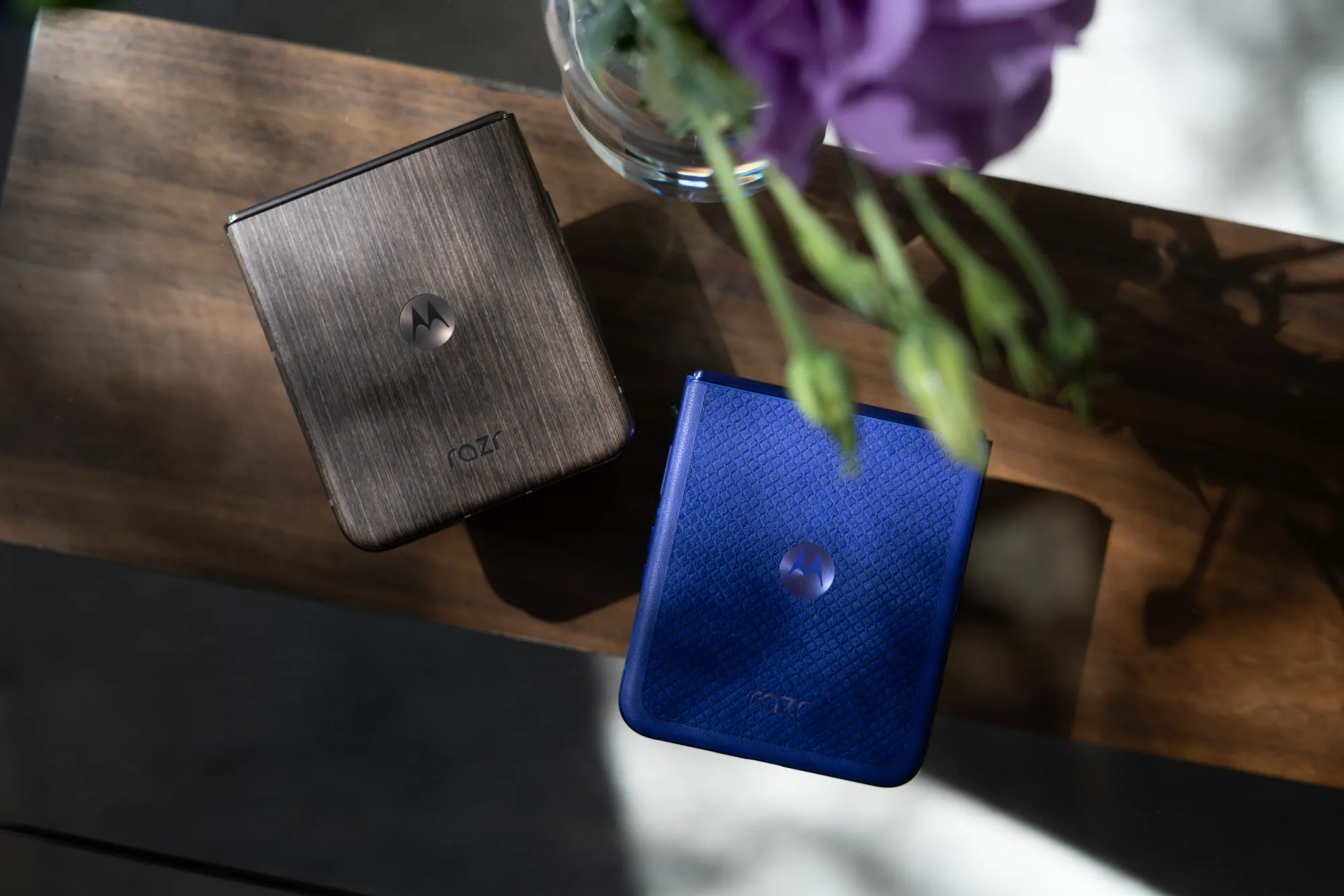 Motorola Razr Ultra 2026 mantém design elegante apesar do preço elevado