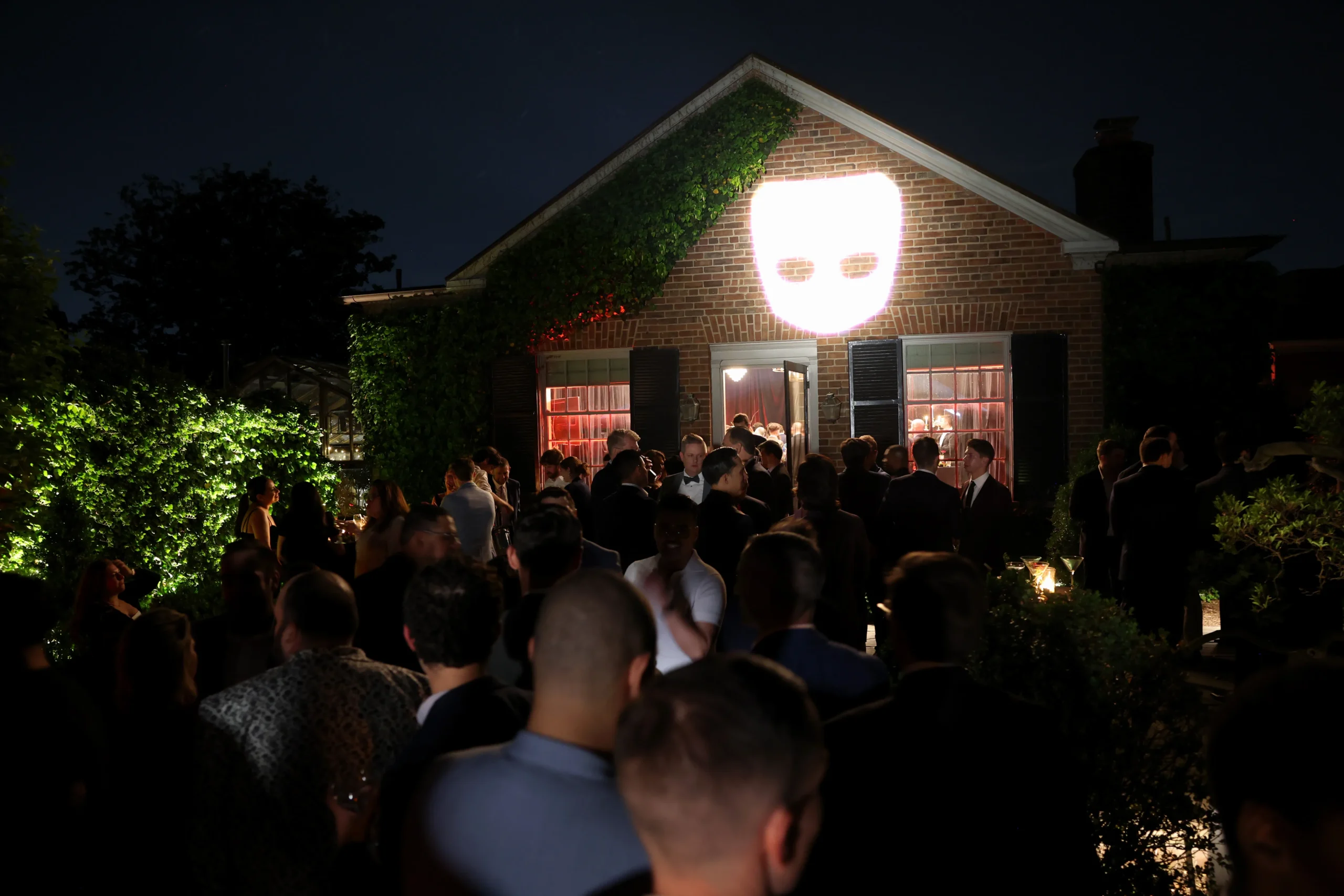 Grindr conquista o circuito de festas da White House Correspondents Dinner em 2026