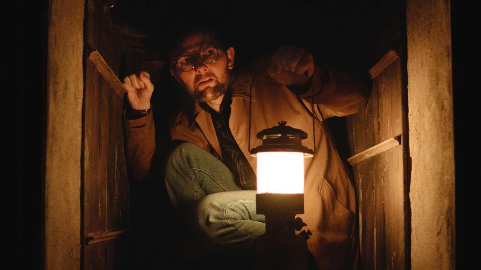 Adam Scott protagoniza suspense de horror sombrio e cheio de reviravoltas em “Hokum”