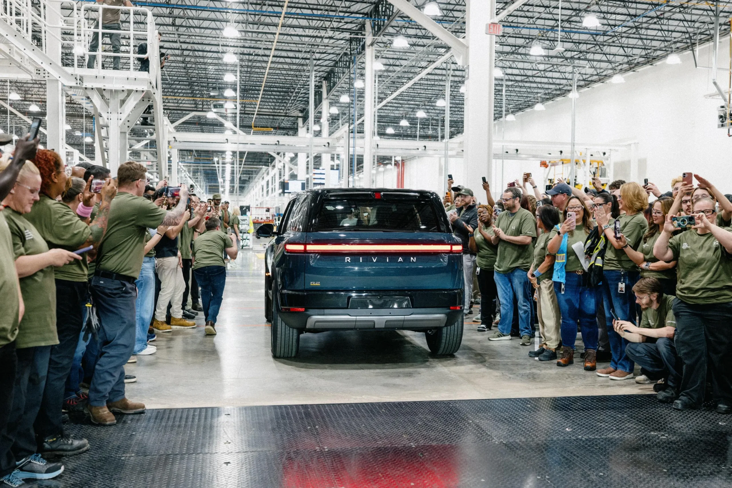 Receita da Rivian cresce com início da produção do R2 e investimentos em tecnologia