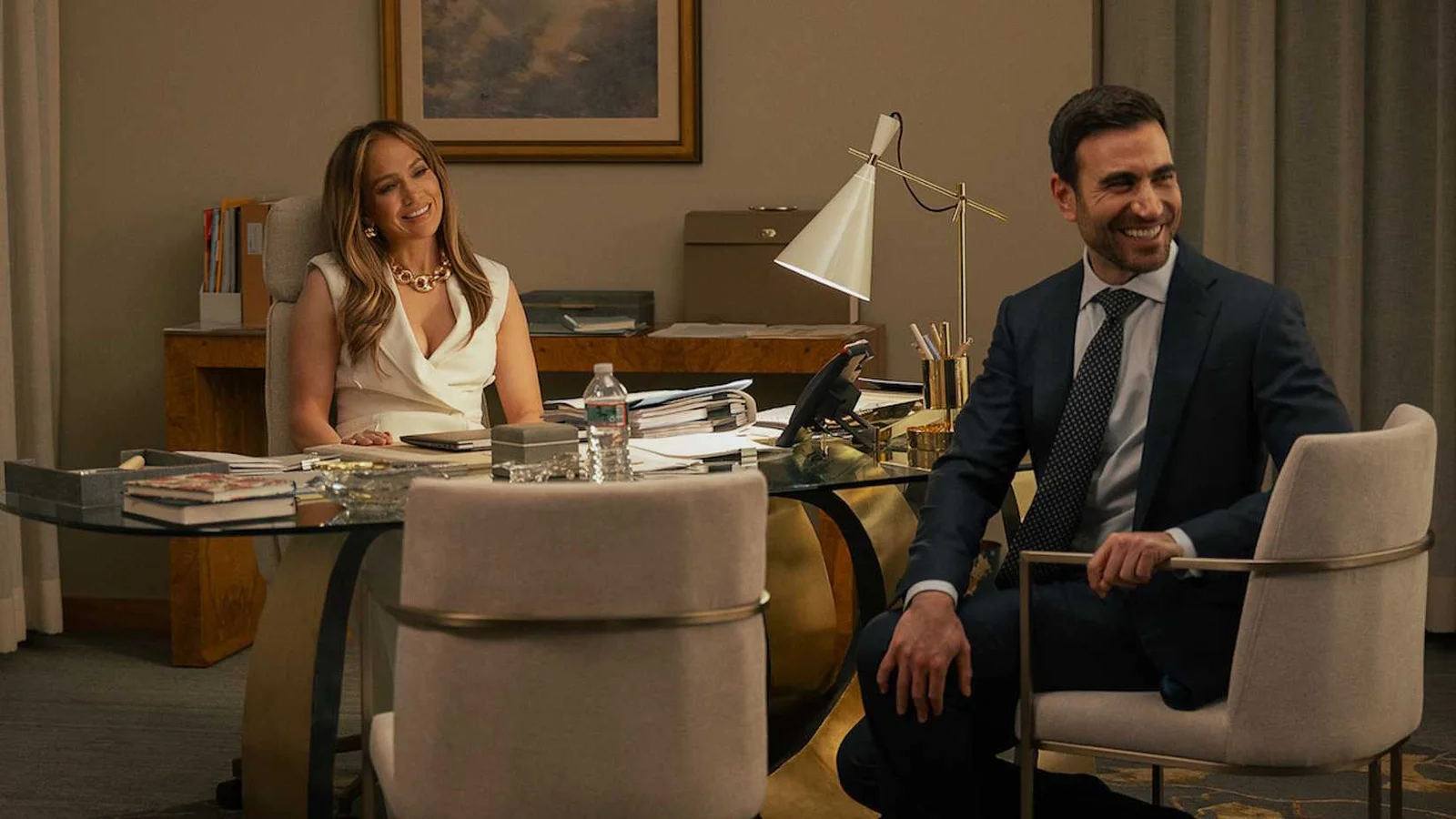 Jennifer Lopez e Brett Goldstein Estrelam Comédia Romântica Corporativa da Netflix com Lançamento em Junho
