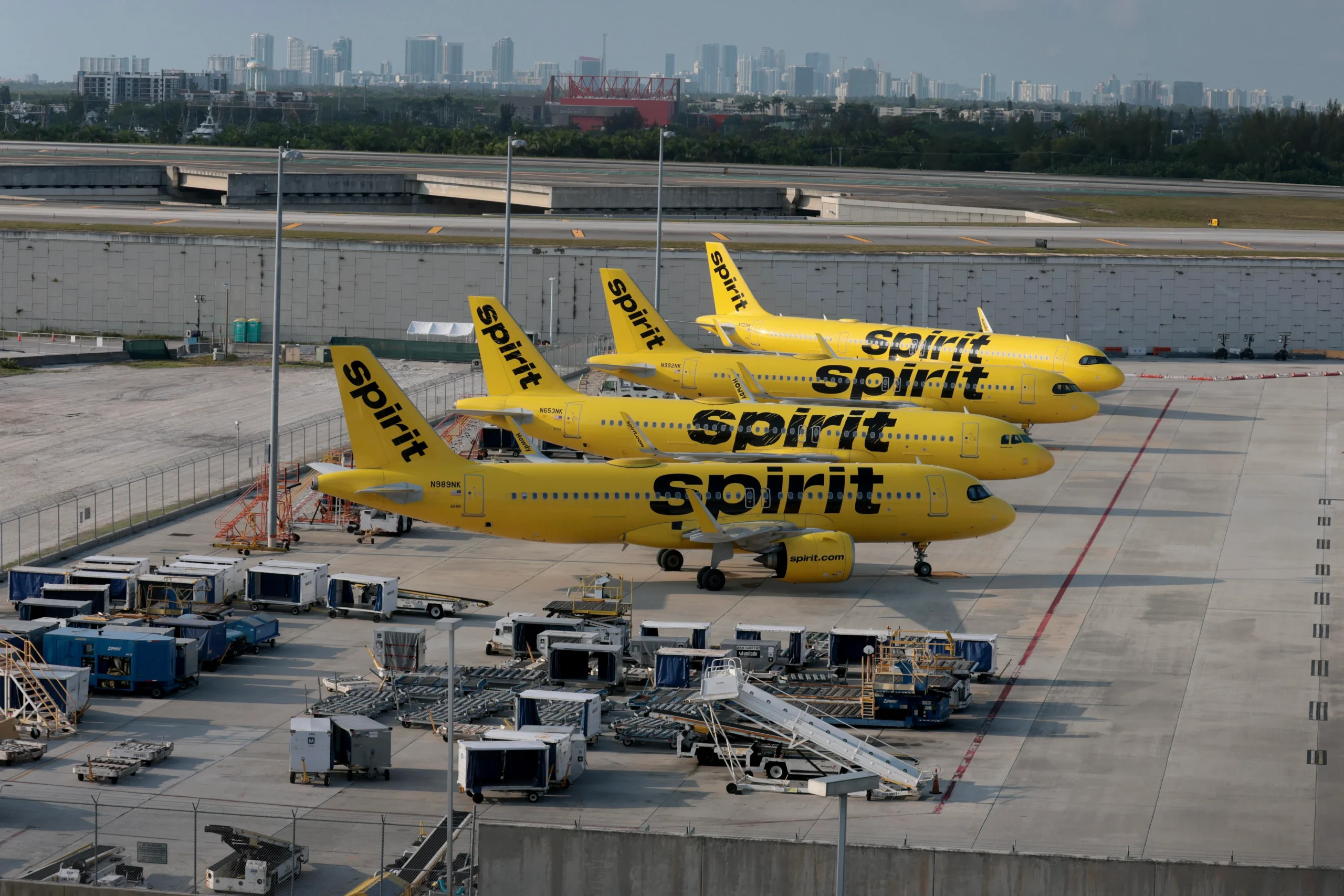 Spirit Airlines encerra operações após alta recorde do preço do combustível devido à crise com o Irã