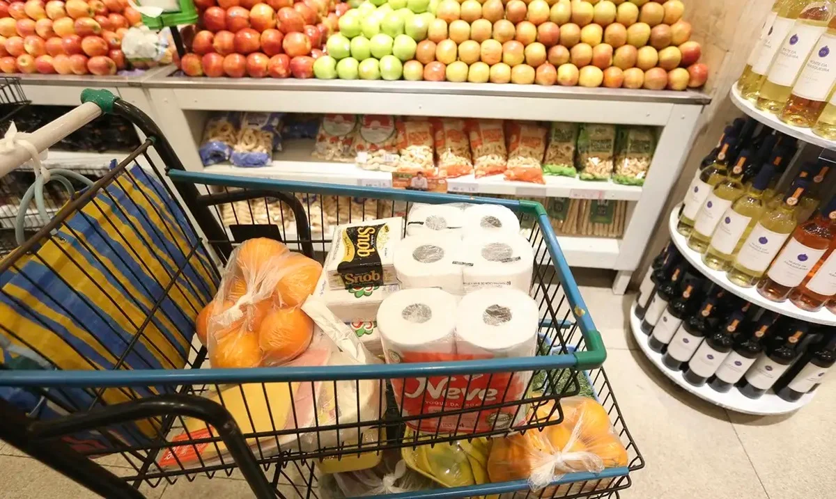 Inflação em alta altera hábitos de consumo e finanças das famílias brasileiras