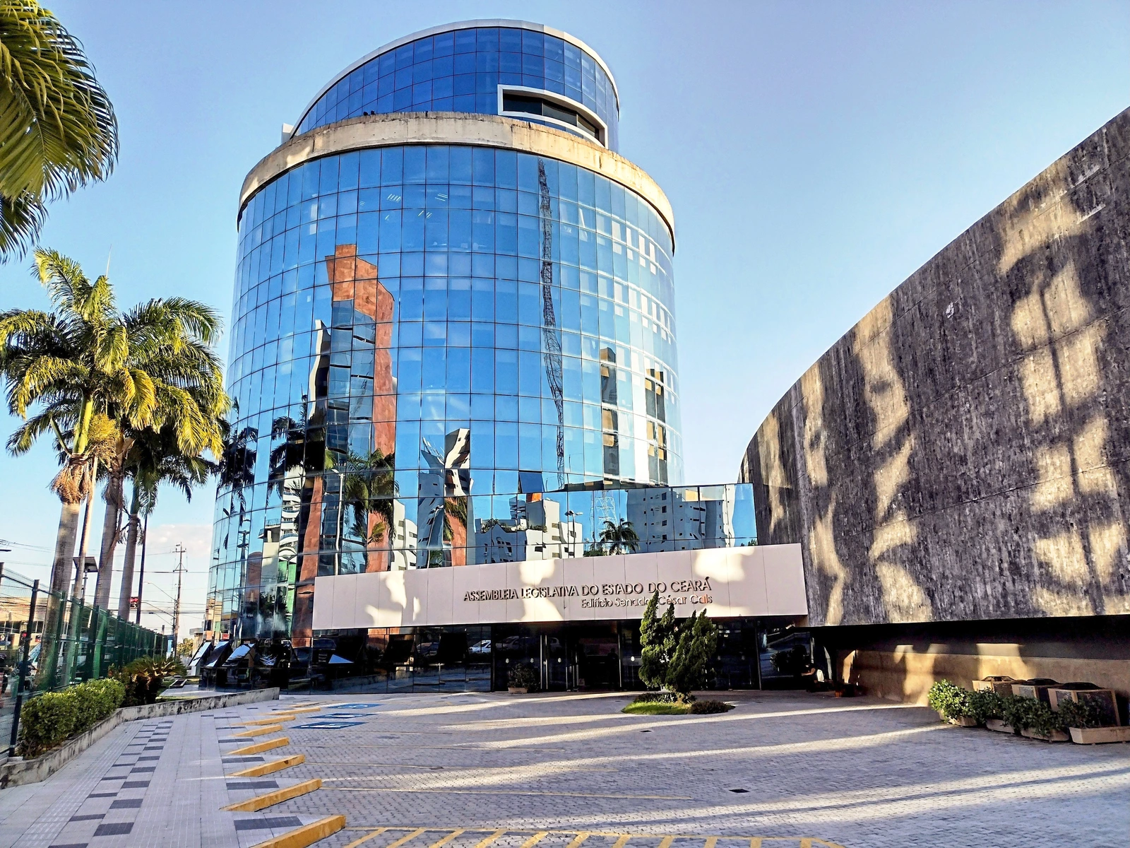 Concurso ALECE terá edital em maio com 200 vagas para contratação imediata