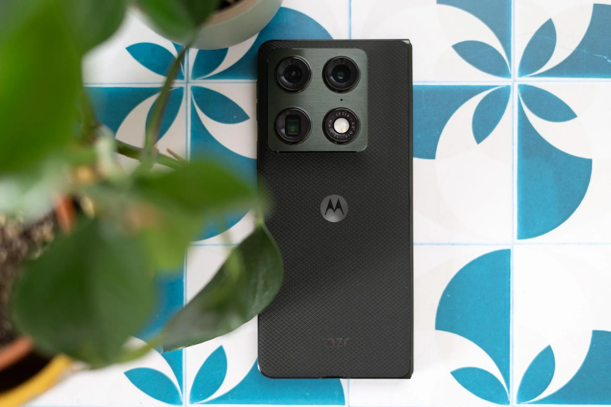 Motorola Razr Fold: inovação em bateria e design, mas com altos preços e algumas falhas