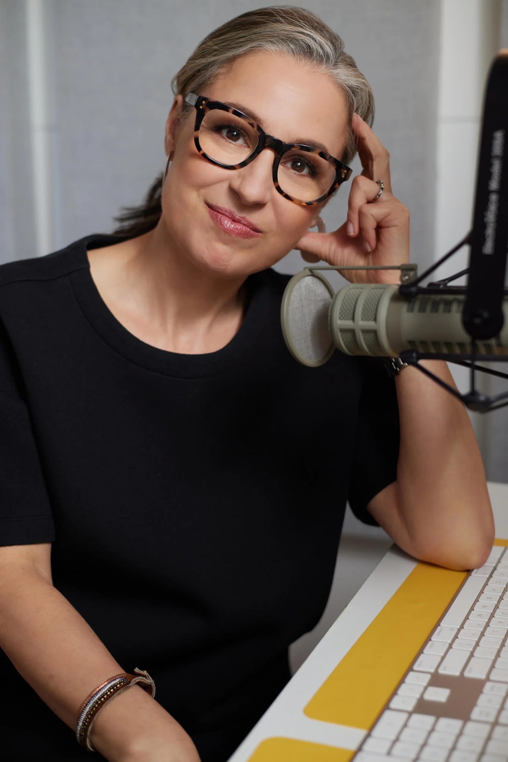 Manoush Zomorodi revela impactos da tecnologia excessiva na saúde física em novo livro