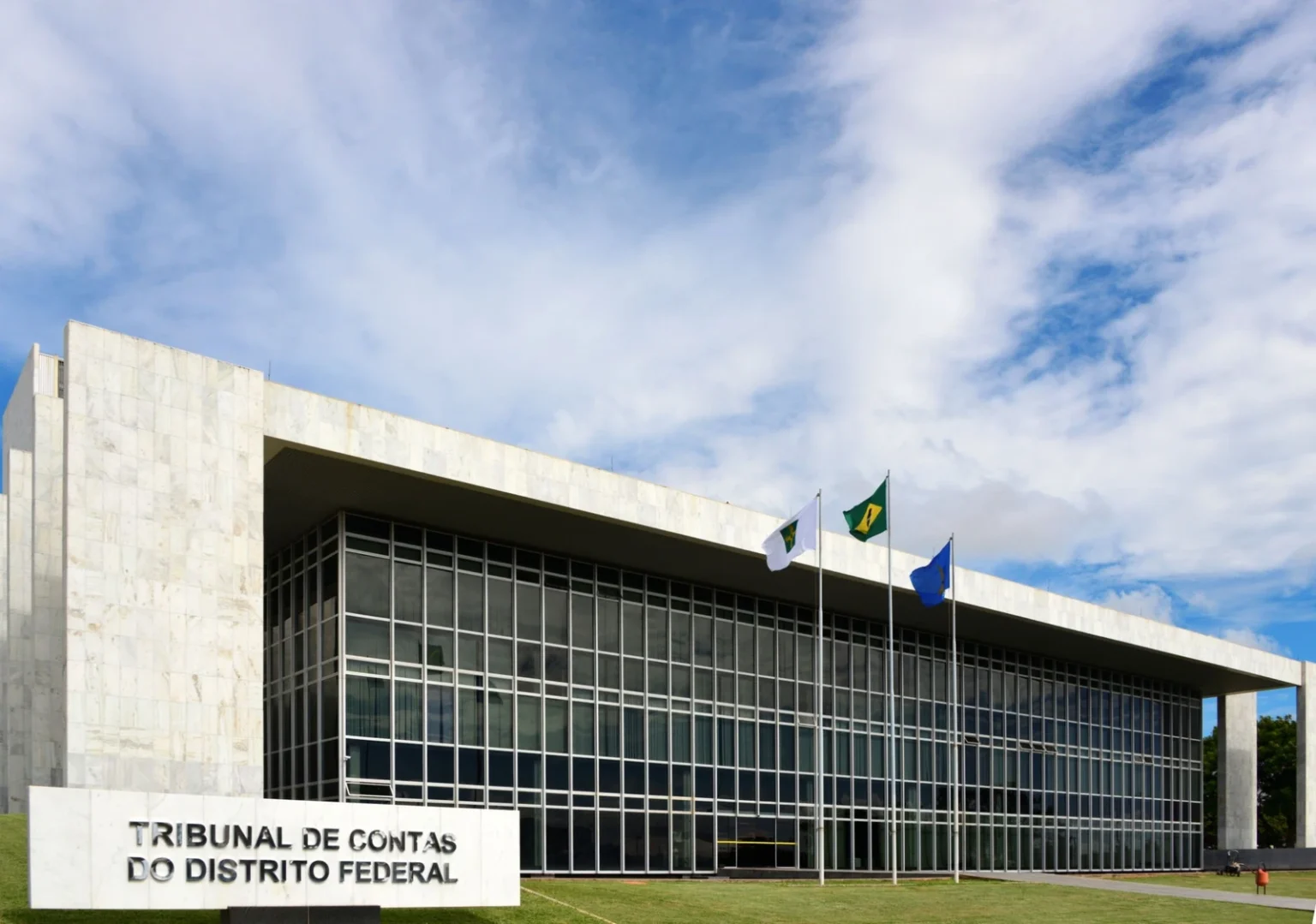 Tribunal de Contas do DF oficializa Cebraspe para concurso de Analista com salário acima de R$ 14 mil