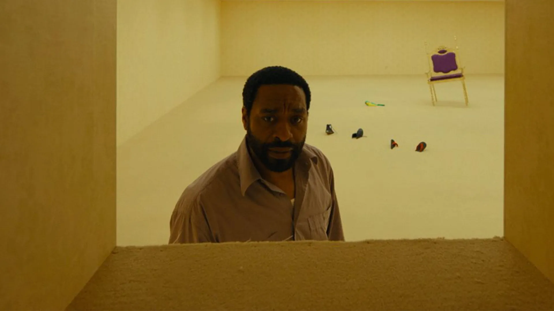 Filme de terror Backrooms estreia nos cinemas e recebe aprovação nas primeiras críticas