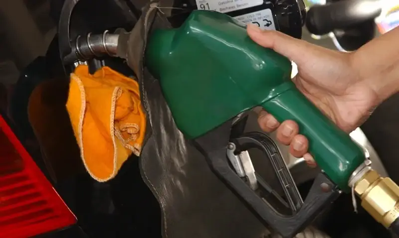 Petrobras anuncia aumento de R$ 0,48 no litro da gasolina a partir de sexta-feira