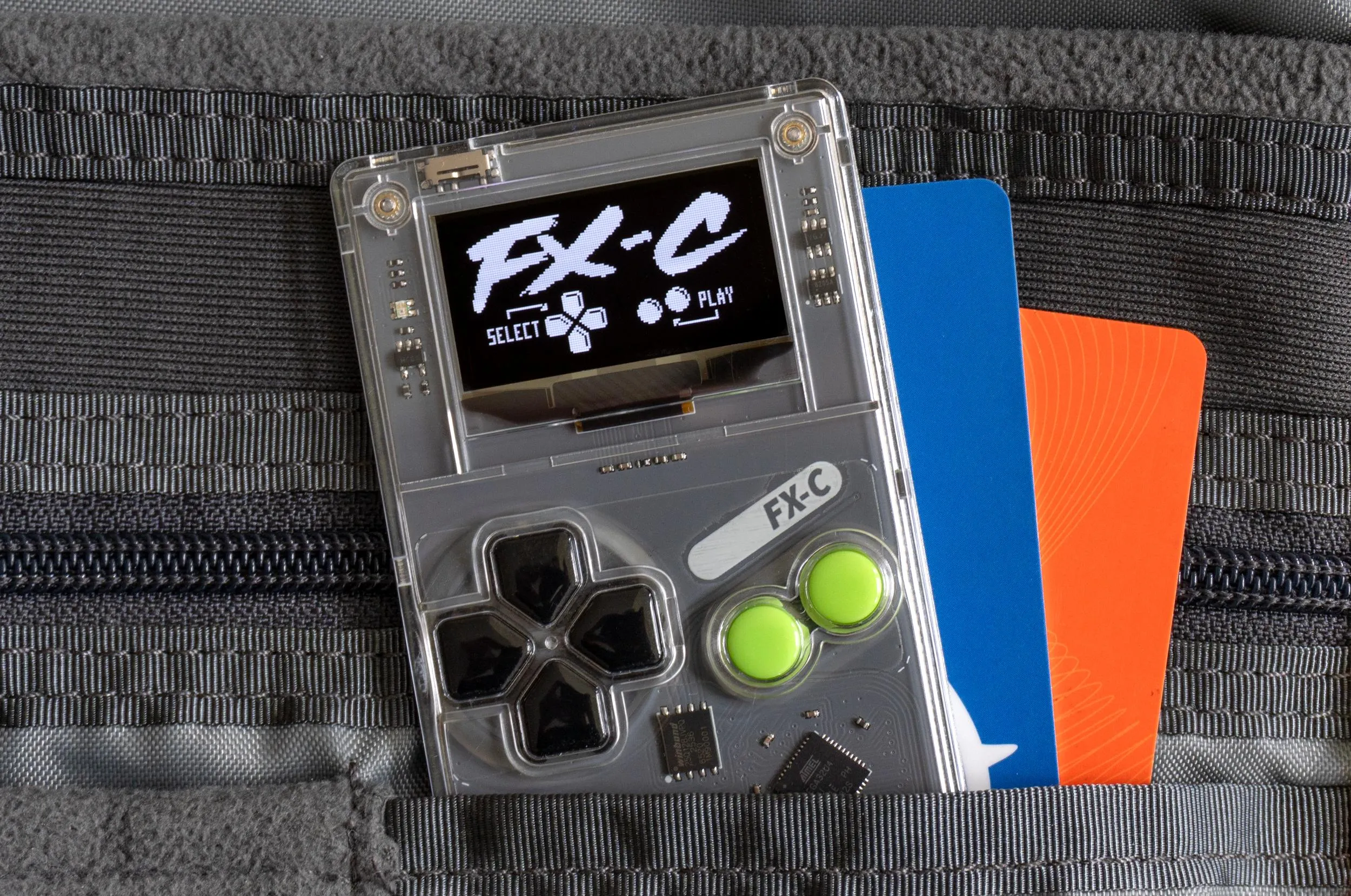 Arduboy FX-C chega com mais de 300 jogos e design compacto para diversão rápida