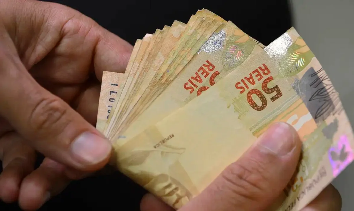 É possível investir ganhando um salário mínimo? Confira como começar com pouco dinheiro