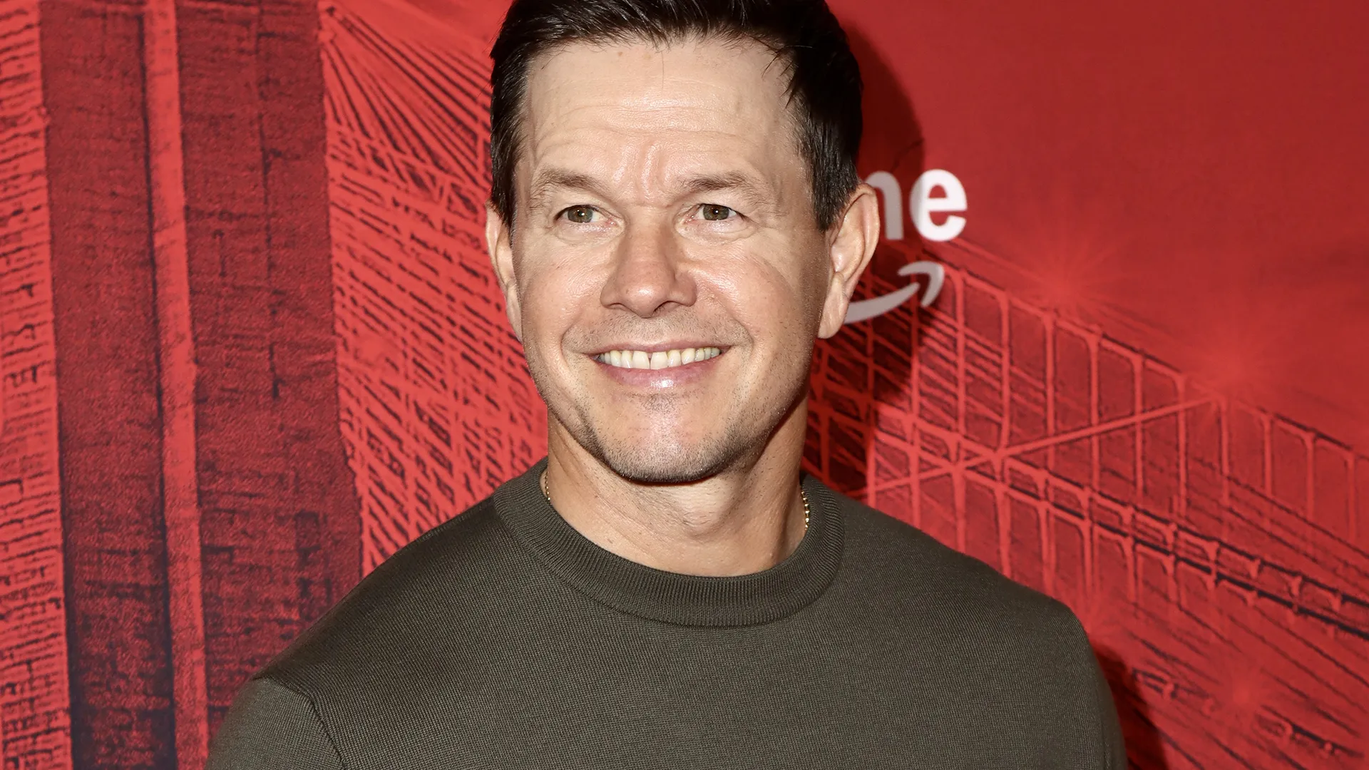 Mark Wahlberg surge irreconhecível em thriller de vingança ambientado nos anos 60