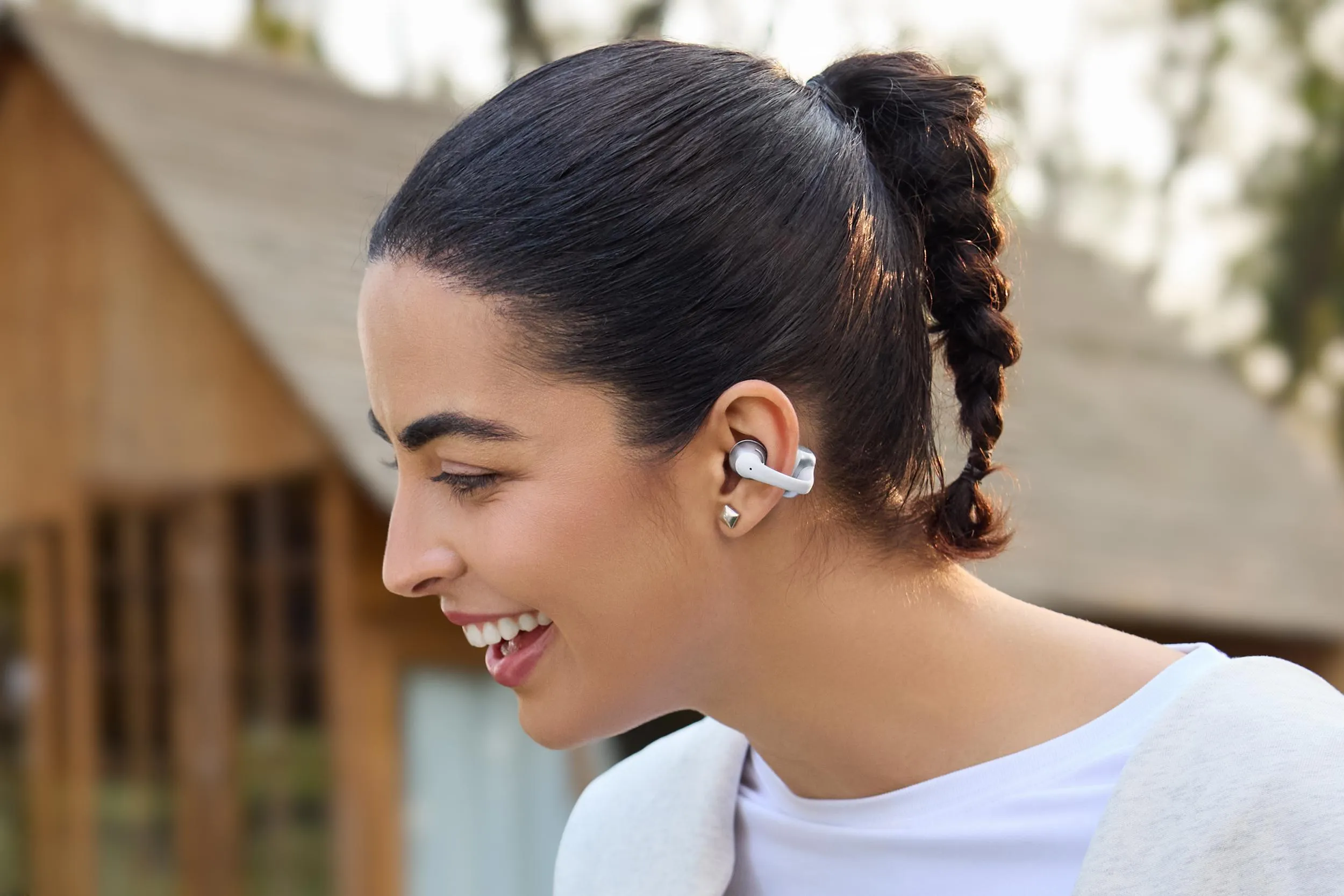 Shokz lança novas versões de earbuds abertos com som aprimorado e design mais leve