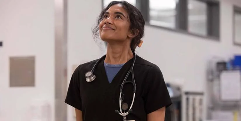 Atriz de The Pitt revela motivo real da saída na terceira temporada