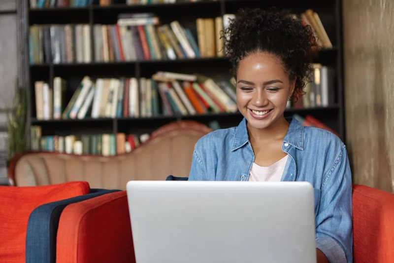 MOVER libera 11 mil bolsas gratuitas para cursos de idiomas voltados à população negra