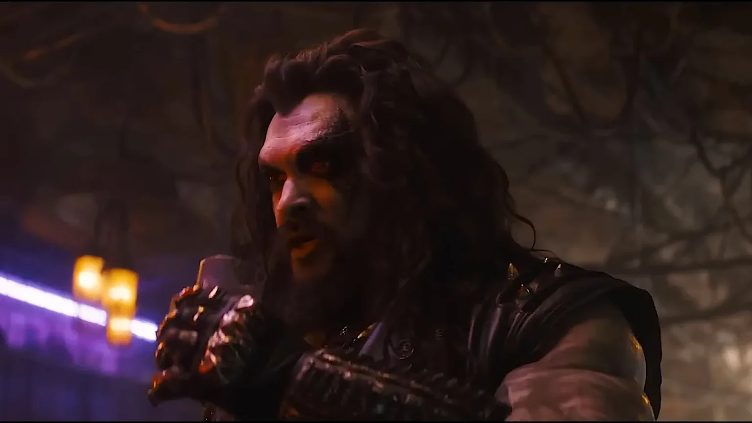 Jason Momoa estreia como Lobo em novo clipe de Supergirl, personagem imortal e cheio de atitude