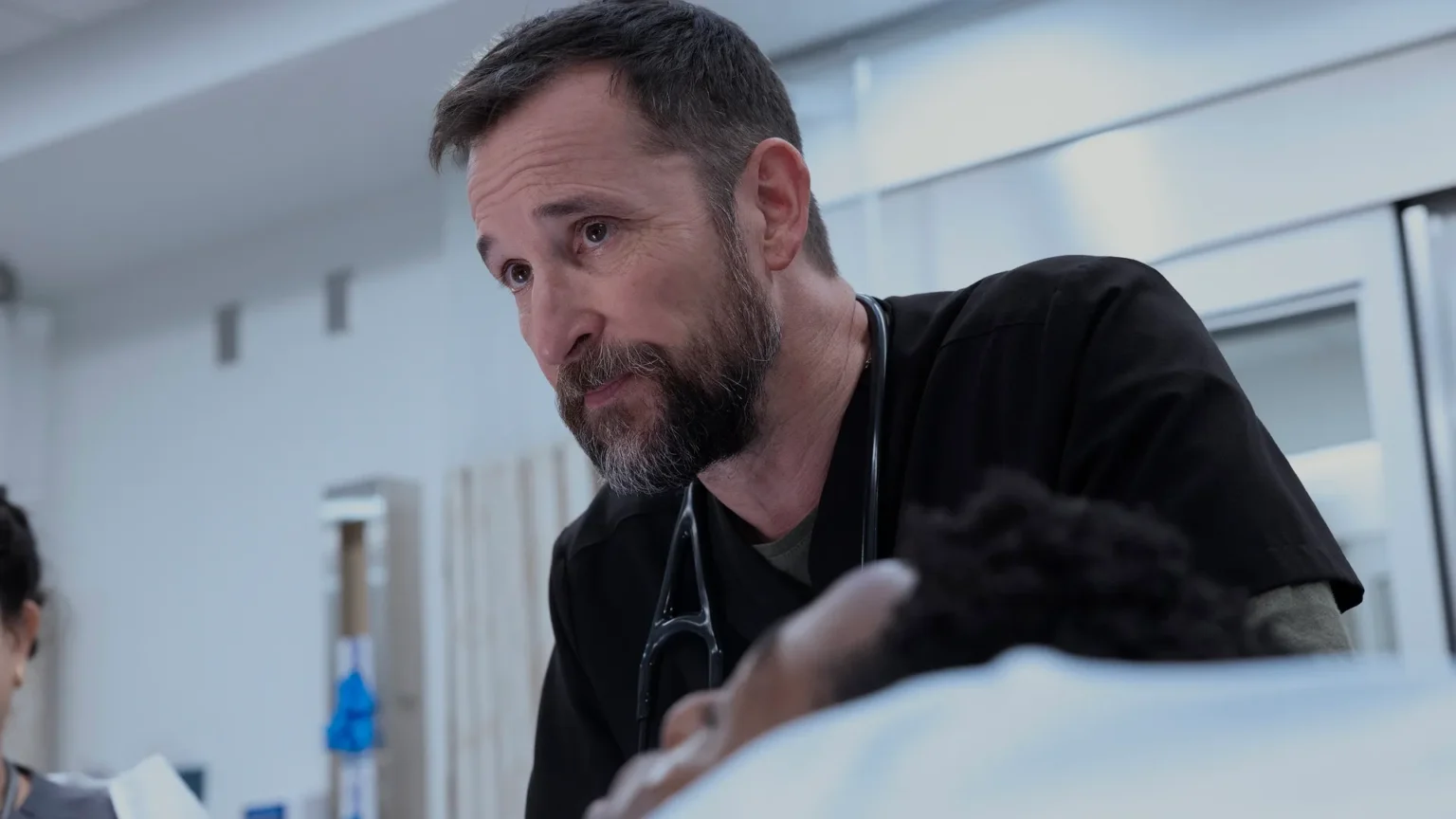 ‘The Pitt’ confirma saída importante de personagem do pronto-socorro na terceira temporada