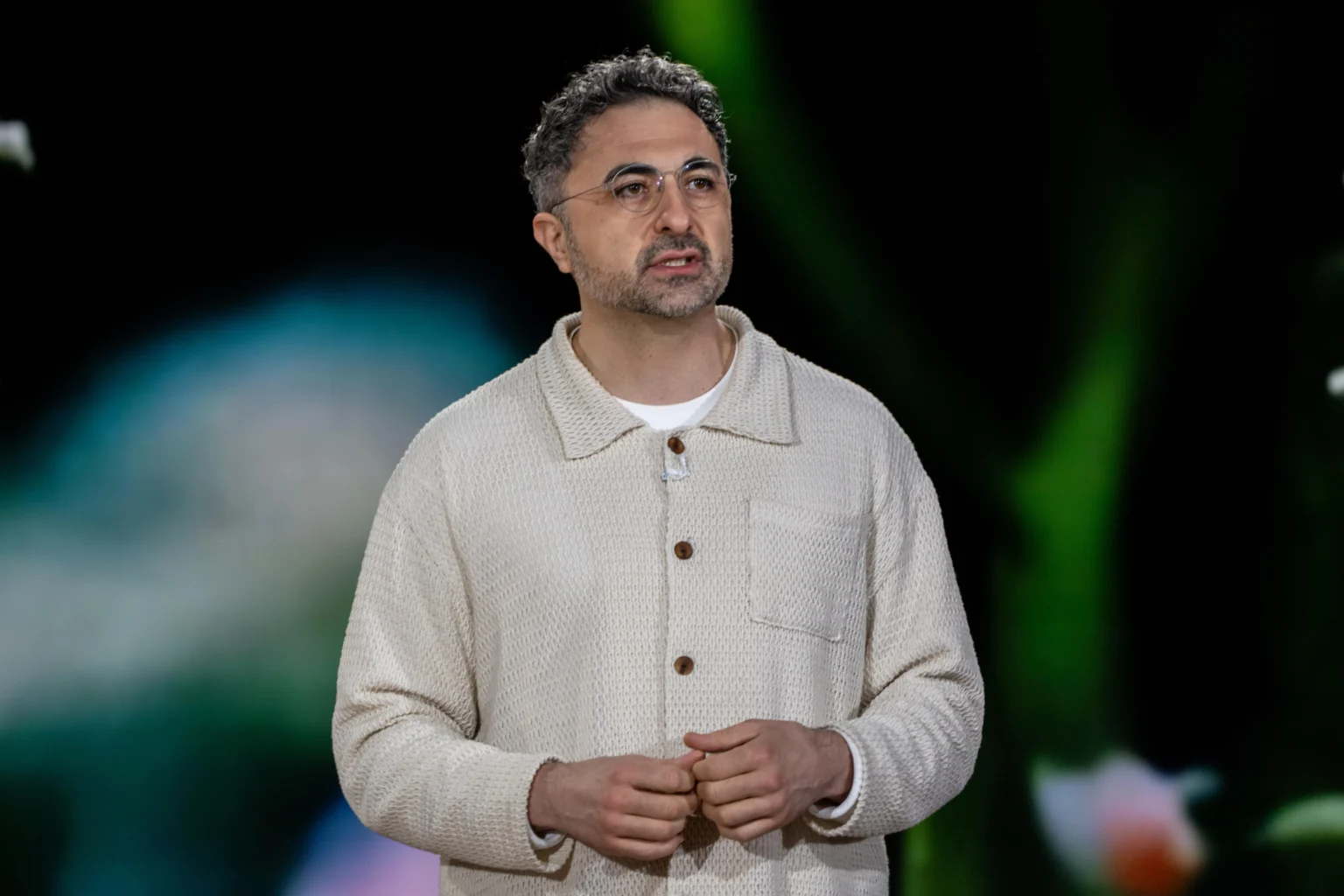 Chefe de IA da Microsoft critica Anthropic por tratar chatbot Claude como consciente