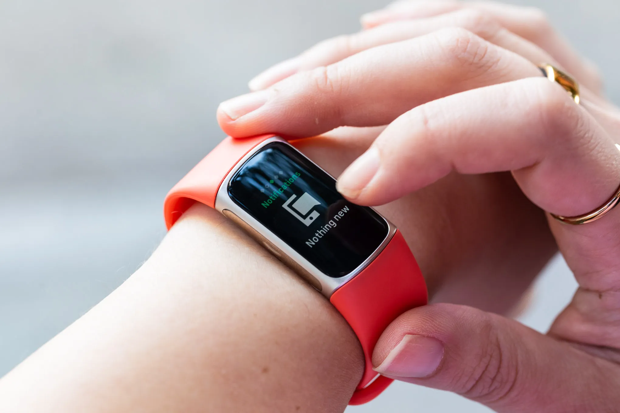 Fitbit Charge 6, Ace LTE e Air têm preços iguais a partir de US$ 100