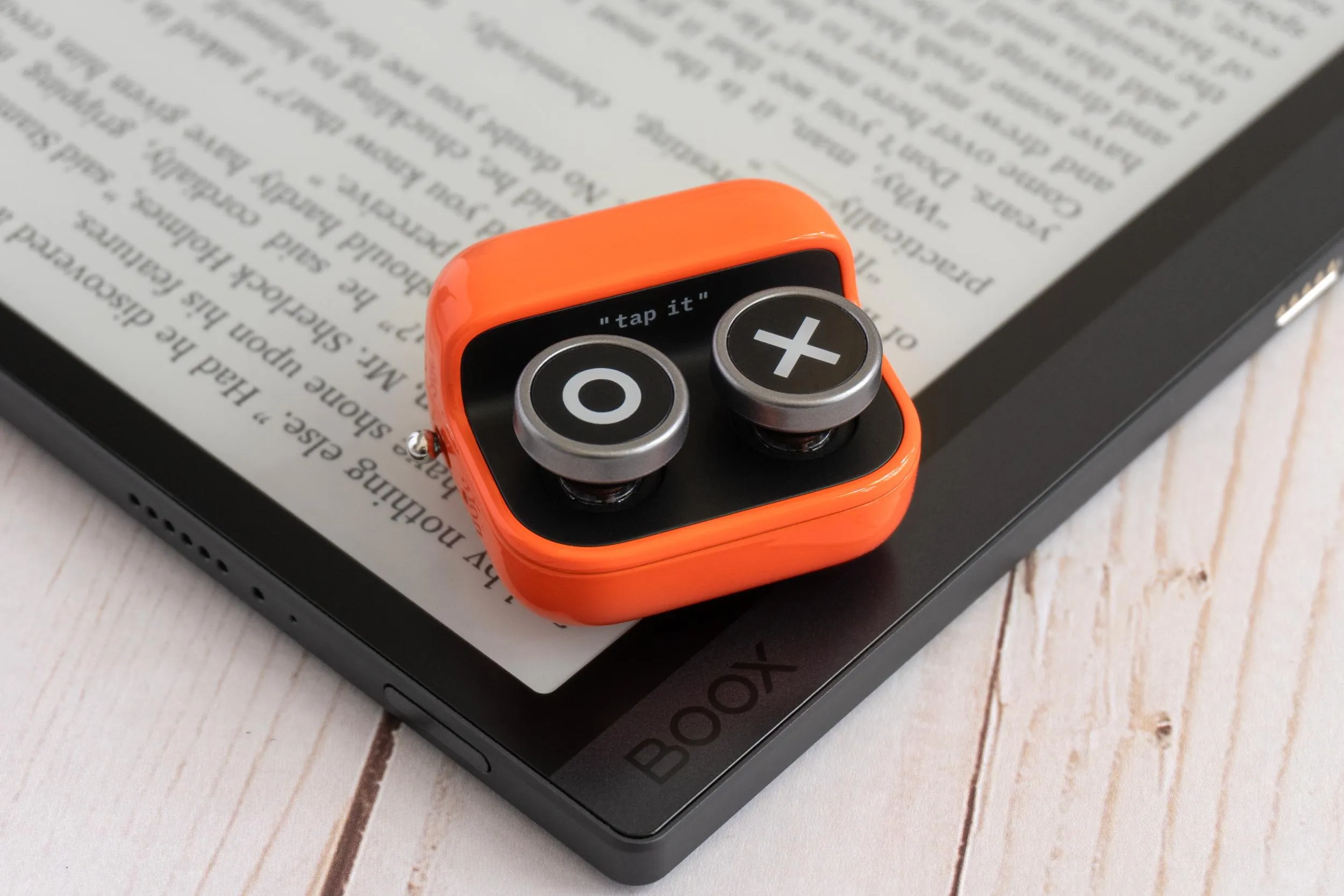 Controle remoto Boox Tappy destaca-se por design compacto e funcionalidade em diversos dispositivos