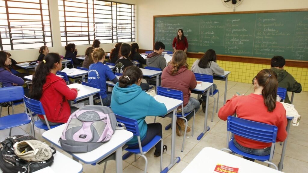 Concursos da educação 2026 oferecem mais de 24 mil vagas com salários que chegam a R$ 17 mil